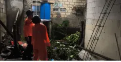 Petugas meninjau rumah rusak akibat banjir di Desa Pasir Jambu, Kecamatan Sukaraja, Kabupaten Bogor. (Sumber: Dok. BPBD Kabupaten Bogor)
