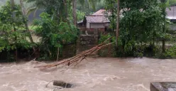 Jembatan penghubung Kabupaten Bogor dan Kabupaten Tangerang ambruk karena air sungai yang naik. (Sumber: Dok. BPBD Bogor)