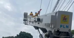 Petugas PLN UP3 Cimahi, memeriksa jaringan sekaligus keamanan pasokan listrik di wilayah Kecamatan Cililin, Kabupaten Bandung Barat, Jumat 5 Desember 2025. (Sumber: Poskota/Gatot Poedji Utomo)