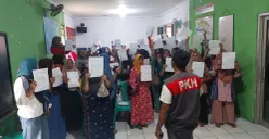 Sejumlah warga menandatangani surat pengunduran diri dari penerima bansos di Ciomas, Kabupaten Bogor. (Sumber: Dinas Sosial Kabupaten Bogor)