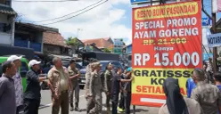 Petugas Satpol PP Kabupaten Bogor membongkar reklame tak berizin di kawasan Puncak. (Sumber: Dok. Satpol PP Bogor)