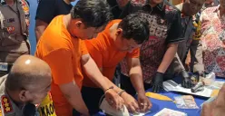 Pengedar uang palsu menggambarkan proses pembuatan dalam jumpa pers di Mapolres Metro Bekasi, Jumat, 5 Desember 2025. (Sumber: Poskota/Nurpini Aulia Rapika)
