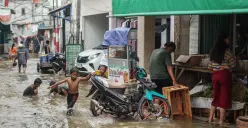 Ilustrasi, sejumlah warga terlihat beraktifitas ditengah genangan air akibat banjir rob yang melanda kawasan Muara Angke, Jakarta Utara, Kamis, 4 Desember 2025. (Sumber: Poskota/Bilal Nugraha Ginanjar)