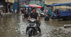 Sejumlah warga terlihat beraktifitas ditengah genangan air akibat banjir rob yang melanda kawasan Muara Angke, Jakarta Utara, Kamis, 4 Desember 2025. (Sumber: Poskota/Bilal Nugraha Ginanjar)