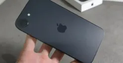 Review iPhone 16e. (Sumber: YouTube/Watch Watch)