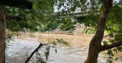 Kondisi Sungai Ciliwung di bantaran kali Kebon Pala, Jakarta Timur, Sabtu, 6 Desember 2025. (Sumber: POSKOTA | Foto: M Tegar Jihad)