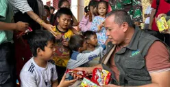 Wali Kota Bekasi, Tri Adhianto, membagikan makanan ringan kepada anak-anak terdampak banjir di Posko Pengungsian SDN 02 Cupak Tangah, Kecamatan Pauh, Kota Padang, pada Sabtu, 6 Desember 2025. (Sumber: Dok Humas Pemkot Bekasi)
