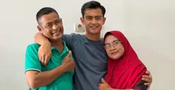 Potret kebersamaan Pratama Arha (tengah) bersama dengan sang ayah, Sutrisno (kiri) dan ibunya (kanan). (Sumber: Instagram/@pratamaarhan8)