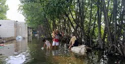 Kondisi Kampung Sembilangan, Desa Samudra Jaya, Kecamatan Tarumajaya, Kabupaten Bekasi yang terendam banjir sejak lima hari lalu. (Sumber: POSKOTA | Foto: Nurpini Aulia Rapika)
