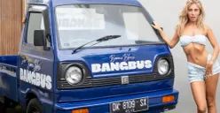 Potret Bonnie Blue saat berfoto dengan mobil pikap berwarna biru yang kini menjadi barang bukti pihak kepolisian Bali. (Sumber: Instagram/@bonnieblue)