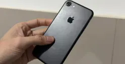 iPhone 7, ponsel pintar Apple lawas 2025 yang masih banyak beredar di pasar HP bekas. (Sumber: YouTube/Watch Watch)