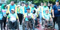 Penyandang disabilitas saat mengikuti Fun Walk Hari Disabilitas Internasional (HDI) 2025) di Bundaran HI, Jakarta Pusat, Minggu, 7 Desember 2025. (Sumber: Dok Kemensos)