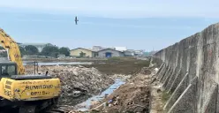 Kondisi tanggul di Pelabuhan Nizam Zachman kawasan Muara Baru, Penjaringan, Jakarta Utara, yang jebol, Minggu, 7 Desember 2025. (Sumber: POSKOTA | Foto: Pandi Ramedhan)