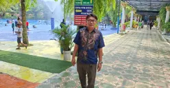 Penjaga keamanan Waterboom Putri Duyung, Bedahan, Sawangan, Kota Depok, melakukan pengecekan wahana, Minggu, 7 Desember 2025. (Sumber: Poskota/Angga Pahlevi)