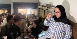 Potret Ayu Puspita (kiri) yang digeruduk oleh para korbannya. (Sumber: TikTok/@ces)