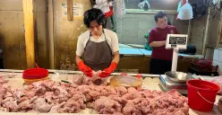 Pedagang daging ayam di pasar Tomang Barat, Grogol Petamburan, Jakarta Barat. (Sumber: Poskota/Pandi Ramedhan)