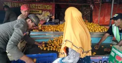 Aktivitas pedagang jeruk medan di Pasar Sentiong Balaraja, Kecamatan Balaraja, Kabupaten Tangerang, Senin, 8 Desember 2025. (Sumber: POSKOTA | Foto: Veronica Prasetio)