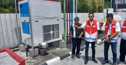Petugas Pertamina saat melakukan pengecekan kualitas BBM di SPBU kawasan BSD, Kota Tangerang Selatan, Senin, 8 Desember 2025. (Sumber: POSKOTA | Foto: Veronica Prasetio)