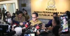 Wakil Menteri Dalam Negeri Bima Arya memberikan keterangan kepada media usai menghadiri konferensi pers laporan kinerja Komisi II DPR RI di Kompleks Parlemen, Senayan, Jakarta. (Sumber: Puspen Kemendagri)