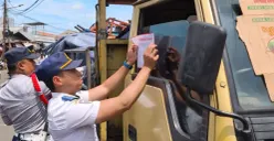 Petugas Dishub Kota Tangsel menempelkan stiker teguran pada kendaraan terparkir sembarangan di area Pasar Ciputat. (Sumber: Dok. Istimewa)