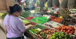 Aktivitas pedagang dan pembeli di pasar tradisional Tomang Barat, Grogol Petamburan, Jakarta Barat, Senin, 8 Desember 2025. (Sumber: Poskota/Pandi Ramedhan)