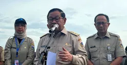 Gubernur Jakarta, Pramono Anung (tengah) didampingi Kepala Dinas SDA, Ika Agustin Ningrum (kiri), saat meninjau tanggul di Muara Baru, Penjaringan, Jakarta Utara, Senin, 8 Desember 2025. (Sumber: POSKOTA | Foto: M Tegar Jihad)