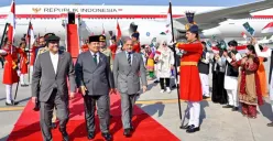 Presiden Prabowo tiba di Islamabad dan dijemput oleh Presiden serta Perdana Menteri Pakistan (Sumber: BPMI Setpres/Laily Rachev)