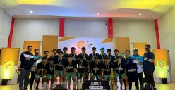 JUARA: Anggota DPRD Jabar, Abdul Karim, bersama tim SMAN 1 Cianjur yang menjadi juara Liga Futsal Pelajar Proton Series Championship 2025. (Sumber: Istimewa)