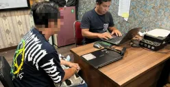 Salah satu tersangka pengedar sabu saat menjalani pemeriksaan. (Sumber: Polres Serang)