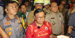 Gubernur DKI Jakarta, Pramono Anung meninjau lokasi terjadinya kebakaran kantor Terra Drone pada Selasa, 9 Desember 2025. (Sumber: Poskota/Dhya Ahmad Fauzan)