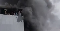 Potret para korban yang terjebak di atas gedung (Sumber: Youtube/Poskota)