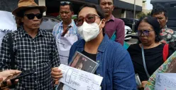 M, 32 tahun, korban pemalsuan sertifikat rumah menggeruduk Polres Metro Bekasi Kota untuk menagih kelanjutan kasus yang menimpanya. (Sumber: POSKOTA | Foto: Nurpini Aulia Rapika)
