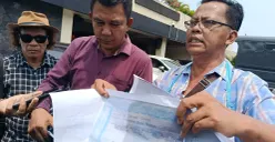 Josman Sinaga mendatangi Polres Metro Bekasi Kota untuk menagih kejelasan kasus penipuan masuk Polri yang menimpa anaknya. (Sumber: Poskota/Nurpini Aulia Rapika.)