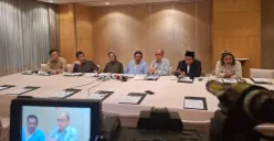 Pendiri MKK Najib Atamimi, didampingi Ketua MKK, Wahyu Muryadi, dan beberapa pengurus MKK di antaranya, Azisoko Harmoko, Hendardi, Siti Zuhro dan KH. Marsudi Syuhud, saat konferensi pers di Senayan, Jakarta Pusat, Jumat (12/12). (Poskota/Ali Mansur)