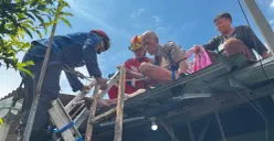 Petugas mengevakuasi lansia terjebak di atap rumah kawasan Citayam, Kecamatan Bojonggede, Kabupaten Bogor. (Sumber: Dok. Damkar Bogor)