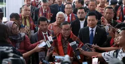 Gubernur DKI Jakarta, Pramono Anung, menyampaikan keterangan pers usai meresmikan Gereja HKBP Ressort Pondok Kelapa, Minggu, 14 Desember 2025. (Sumber: Dok. Kominfotik DKI Jakarta)