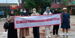 Orang tua murid di SDN Pajeleran 01 membentangkan spanduk protes tindakan diskriminatif oleh salah seorang wali kelas. (Sumber: POSKOTA | Foto: Giffar Rivana)
