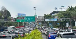 Satlantas Polres Bogor berlakukan one way arah atas menuju Puncak pada Jumat, 3 April 2026. (Sumber: Poskota/Giffar Rivana)
