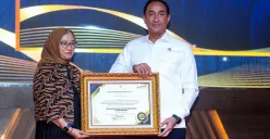 Menpan RB, Rini Widyantini (kiri) menyerahkan penghargaan OPSI kepada BNN yang diterima Kepala BNN RI, Suyudi Ario Seto (kanan) di Jakarta, Senin, 15 Desember 2025. (Sumber: Istimewa)
