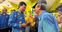 Wali Kota Cirebon, Effendi Edo saat kegiatan Operasi Pasar Bersubsidi Nataru di Kelurahan Kalijaga, Rabu, 17 Desember 2025. (Sumber: Dok. Pemkot Cirebon)