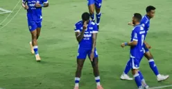 Persib Bandung menghadapi ujian berat tandang ke markas Persik Kediri. Segala hasil pertandingan berpotensi mengguncang papan atas BRI Liga 1. (Sumber: Instagram/@persib)