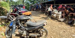 Parkiran tambang emas ilegal penuh dengan motor penambang di Gunung Guruh, Kecamatan Cigudeg, Kabupaten Bogor. (Sumber: Istimewa)