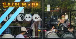 Pekerja menaiki bus transjakarta saat pulang kerja di Jalan MH Thamrin, Jakarta, Senin, 22 Desember 2025. (Sumber: Poskota)
