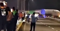Badan pesawat diduga tergelincir di ruas jalan raya kawasan Bandara Soekarno-Hatta. (Sumber: TikTok/ @adeirawanorawan655)