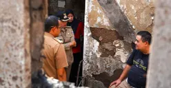 Wali Kota Jakarta Barat, Iin Mutmainnah, berbincang dengan warga terdampak kebakaran di Jalan Karya Dalam, RT 013 RW 002, Kelurahan Wijaya Kusuma, Kecamatan Grogol Petamburan, Selasa, 23 Desember 2025. (Sumber: Dok Pemkot Jakarta Barat)