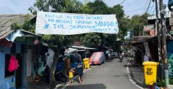 Spanduk penolakan warga RW 09 Duri Pulo, Gambir, Jakarta Utara yang membentang di Kantor RW 09, Selasa, 23 Desember 2025. (Sumber: Poskota/M. Tegar Jihad)