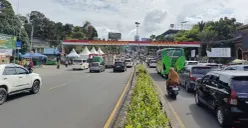 Rekayasa lalu lintas one way dari Jakarta ke Puncak, Kabupaten Bogor, Jumat, 26 Desember 2025. (Sumber: Poskota/Giffar Rivana)