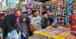 Aktivitas pedagang petasan di Pasar Asemka, Tamansari, Jakarta Barat, menjelang akhir tahun, Sabtu, 27 Desember 2025. (Sumber: Poskota/Pandi Ramedhan)