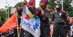 Buruh mengikuti aksi unjuk rasa menolak Upah Minimum Provinsi (UMP) DKI Jakarta di Jalan Merdeka Selatan, Jakarta, Senin, 29 Desember 2025. (Sumber: Poskota/Bilal Nugraha Ginanjar)
