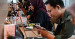 Warga mengoperasikan laptopnya saat bekerja di Perpustakaan Jakarta, Taman Ismail Marzuki, Jakarta, Senin, 29 Desember 2025. (Sumber: Poskota/Bilal Nugraha Ginanjar)